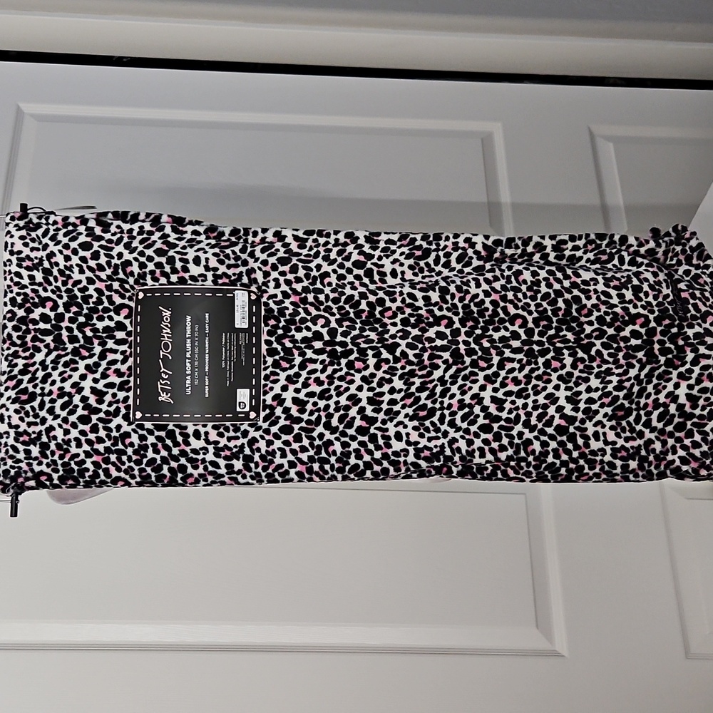 Betsey Johnson NWT Plush Oversized Throw